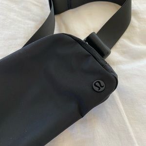 Lululemon NEW cross body fanny bag